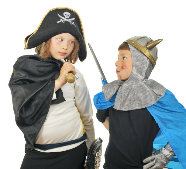 男孩和女孩穿着骑士装图片下载