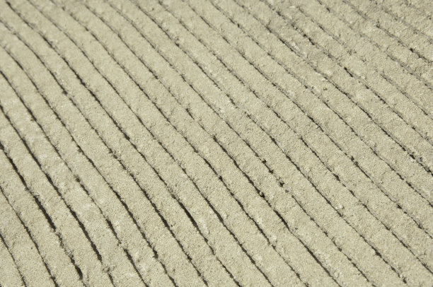 阳光下的停车场混凝土沟槽图片下载