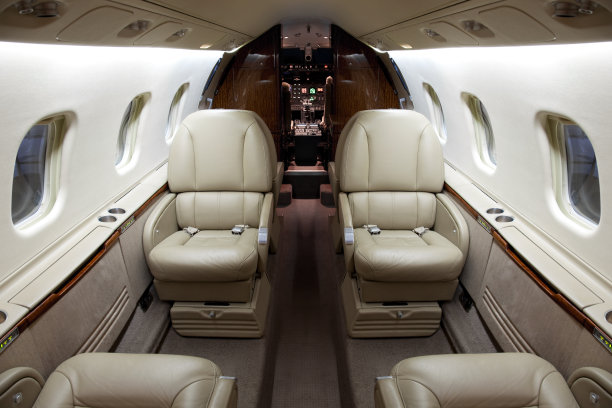 内景公务机的棕褐色皮革座椅图片下载