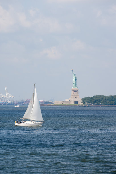 帆船经过自由女神像图片下载