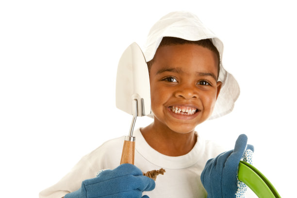 非裔美国男孩和泥铲一起玩园丁游戏图片下载