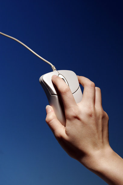 女士手握电脑鼠标的照片-浏览实习生图片下载