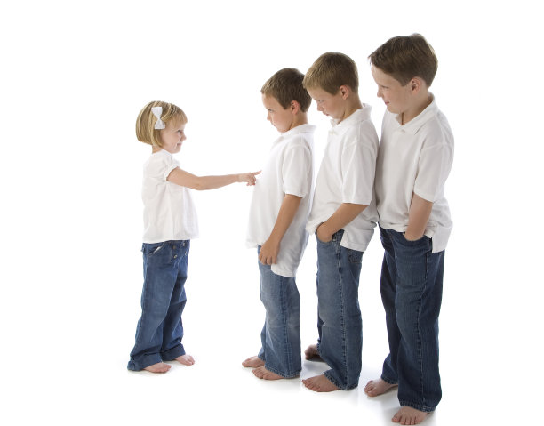 小女孩使大男孩守规矩图片下载