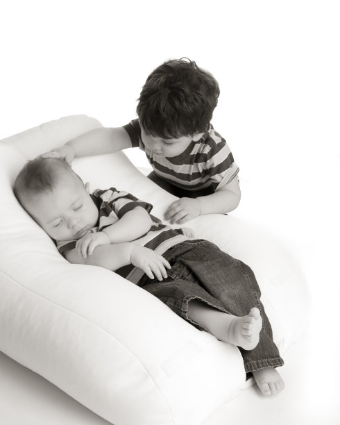 睡觉的小男孩和大哥图片下载