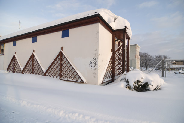 四分之三建筑与雪图片下载