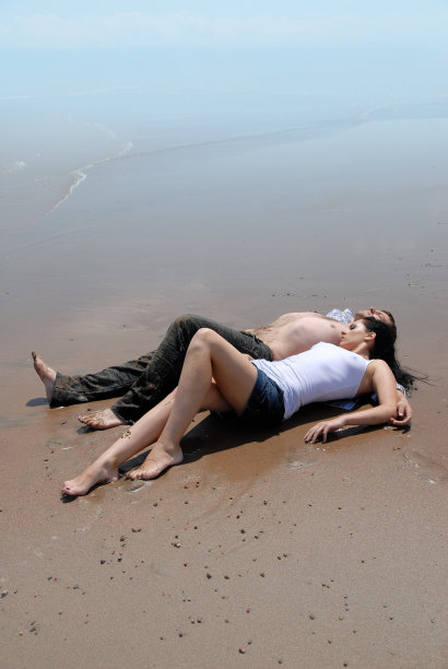 在沙滩上迷恋图片下载