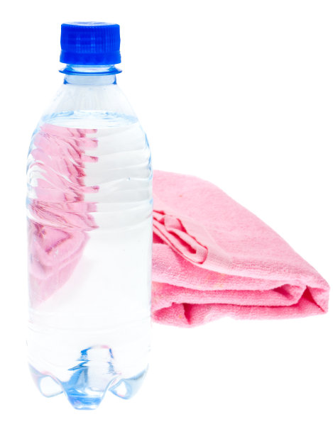 一瓶水和一条毛巾图片下载