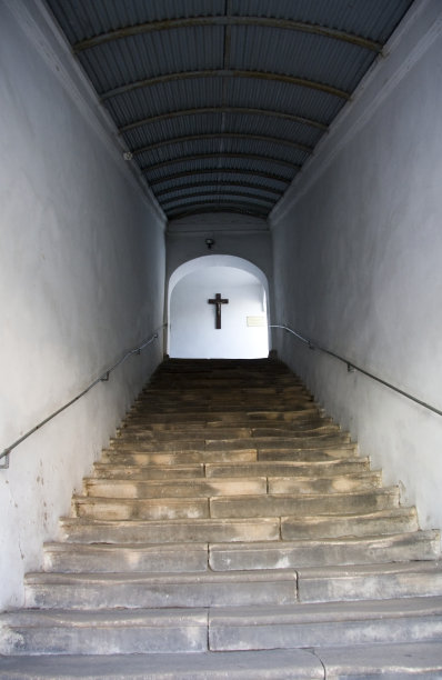 古老的石阶上挂着基督教的十字架图片下载