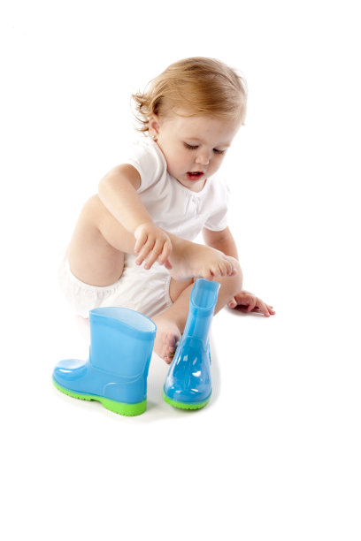 多样性:白种幼童女孩穿上雨靴图片下载