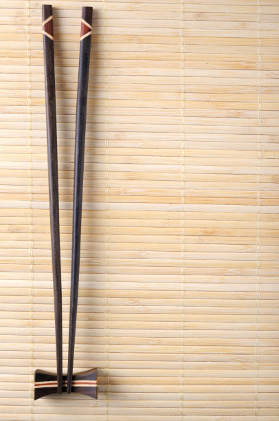 两根筷子放在寿司垫上图片下载