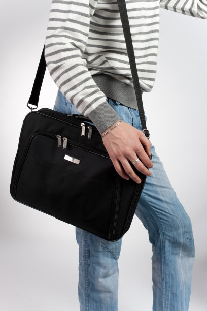 一个带电脑包的男人图片下载