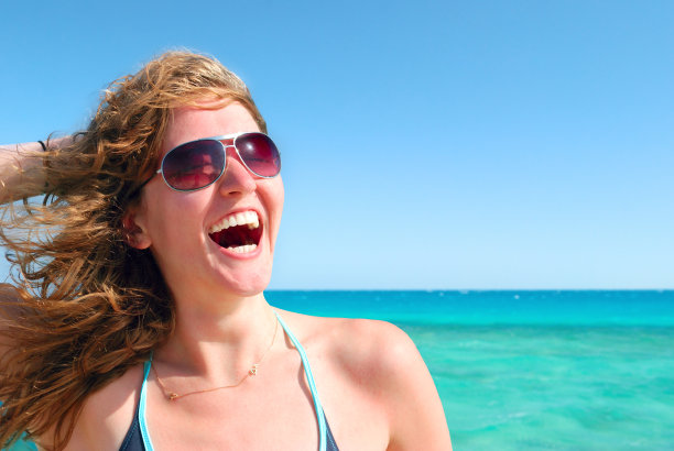 快乐美丽的女人在海上图片下载