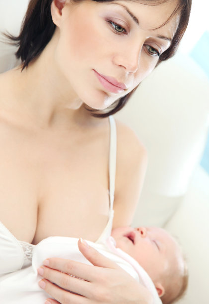 妈妈抱着熟睡的婴儿图片下载