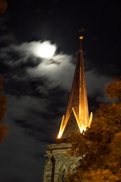 大教堂和月亮图片下载