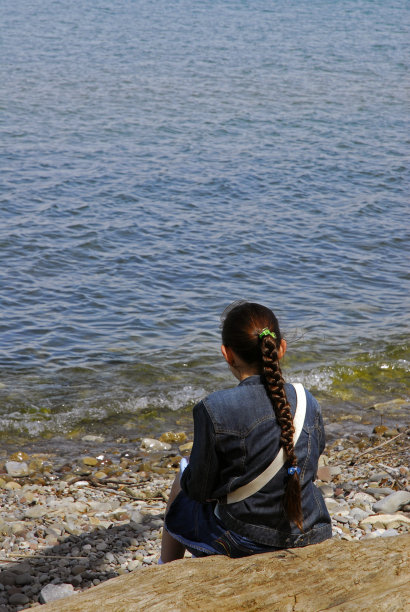 坐在岸边图片下载