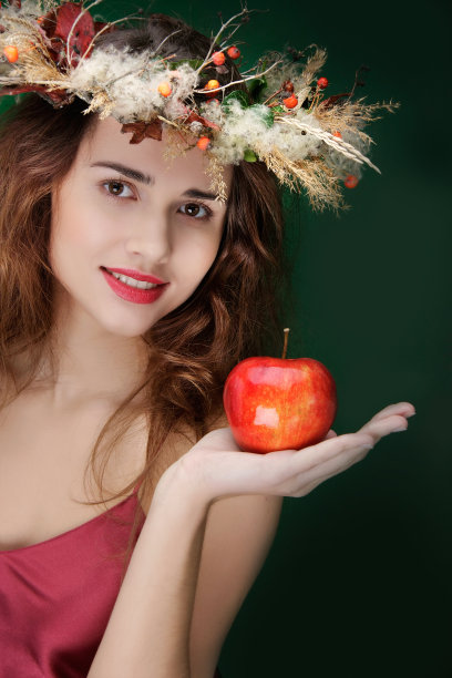 带着苹果微笑的年轻女孩图片下载