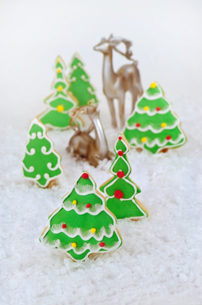 圣诞树糖饼干装饰糖霜。图片下载