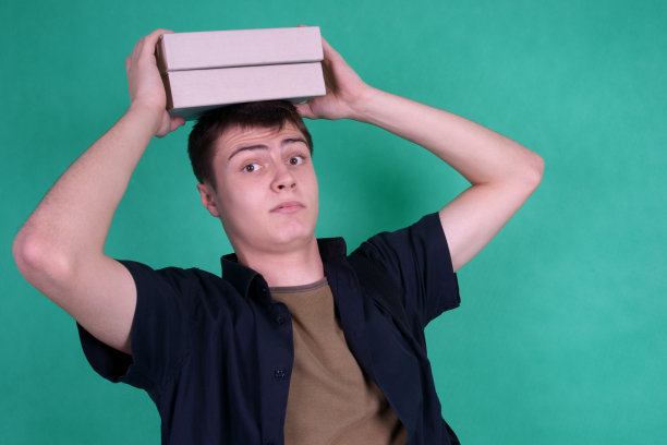 头上顶着厚厚的书的学生图片下载