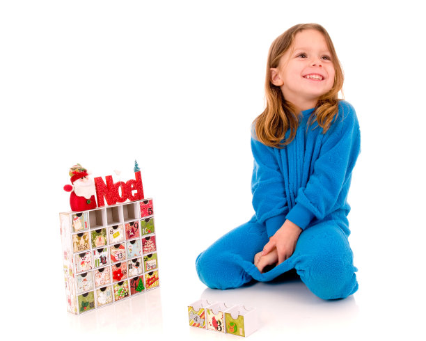 手持手工降临历的小女孩图片下载