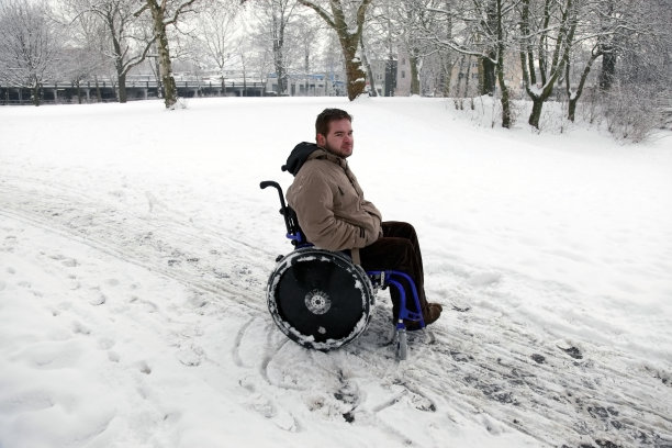 坐轮椅的年轻人图片下载