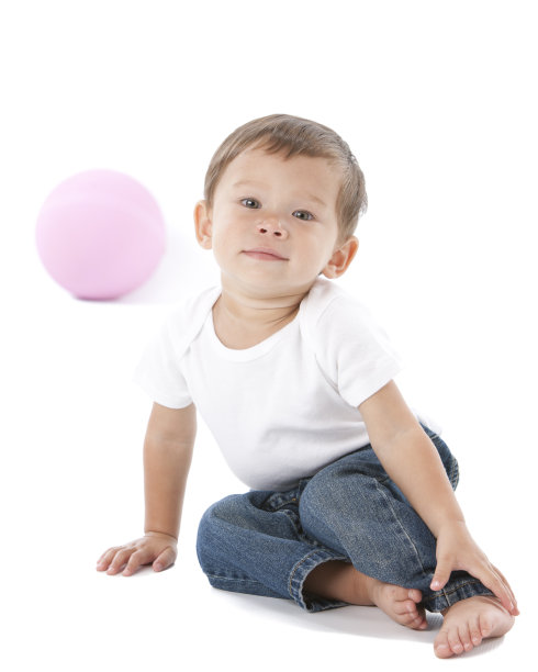 混合种族学步男孩与球图片下载