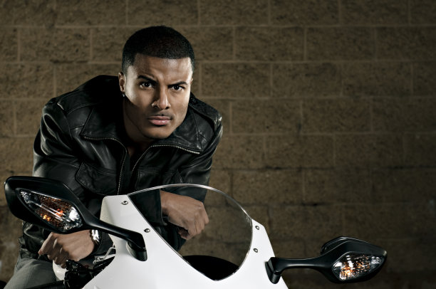 坐在运动自行车上的年轻人图片下载