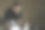 坐在运动自行车上的年轻人图片下载