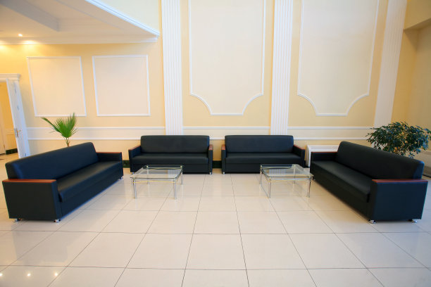 大厅里有沙发和桌子的等候空间图片下载
