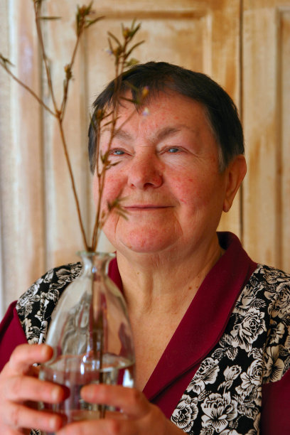 拿花瓶的女人图片下载