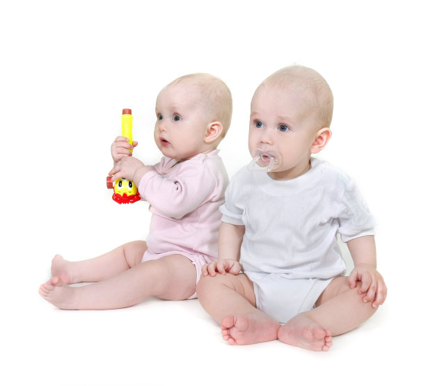 两个蹒跚学步的孩子图片下载