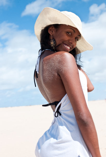 在海滩上戴着太阳帽的巴西女人图片下载