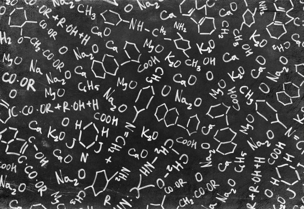 黑色黑板上的化学公式。图片下载