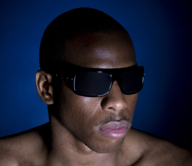 男人戴着墨镜图片下载