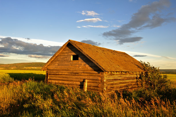 废弃的农场建筑:日落时的木屋图片下载