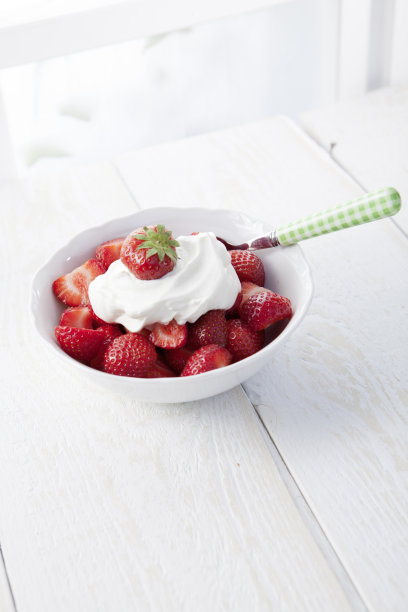 草莓配鲜奶油图片下载