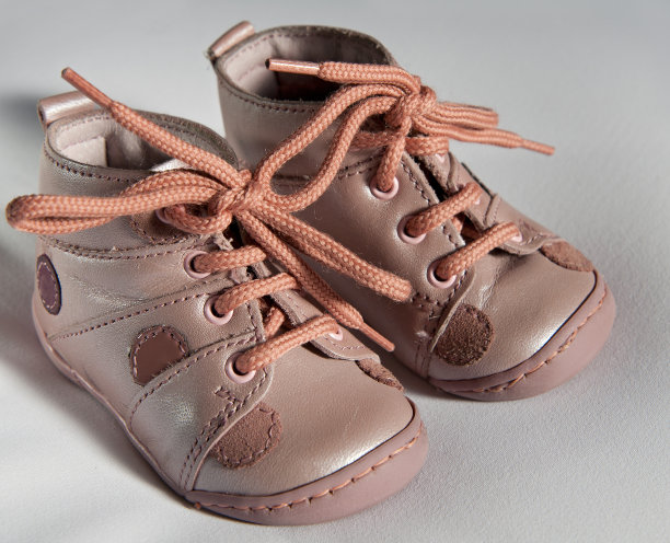 粉红色的婴儿鞋图片下载