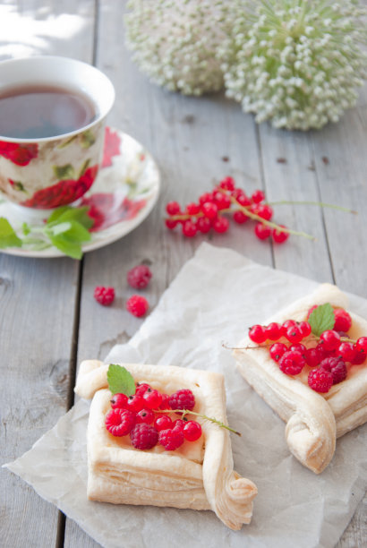 蛋挞，酥皮，蛋奶沙司和浆果图片下载