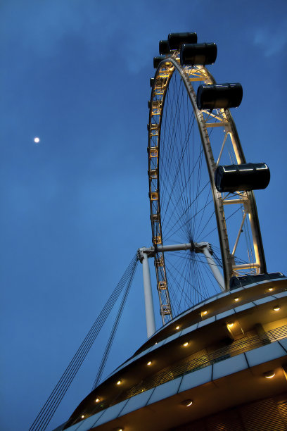 月球和飞行者图片下载