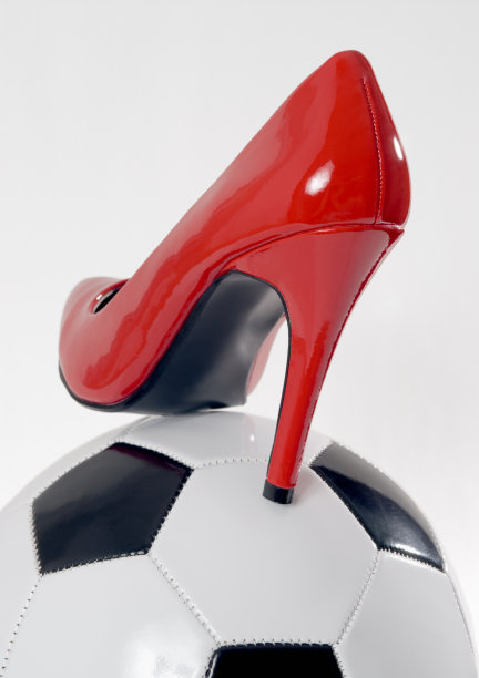 红色高跟鞋上的足球图片下载