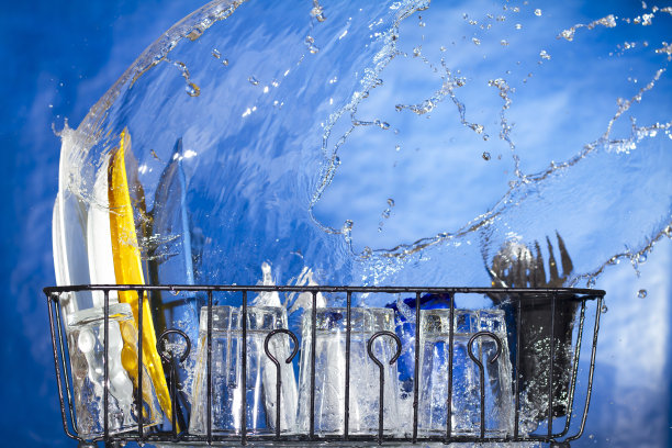 盘子在洗碗机里清洗图片下载