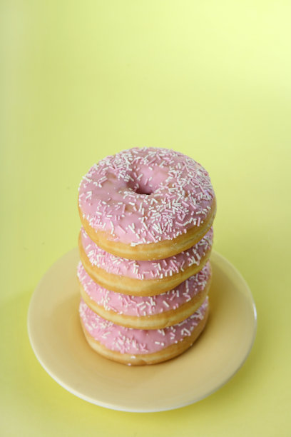 盘子里有粉色的冰镇甜甜圈图片下载