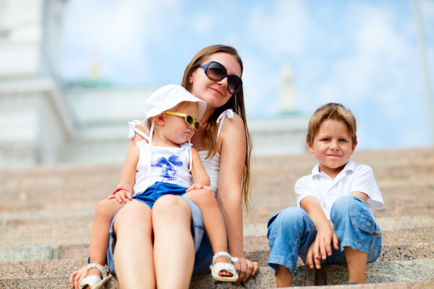 家庭享受在城市的一天图片下载