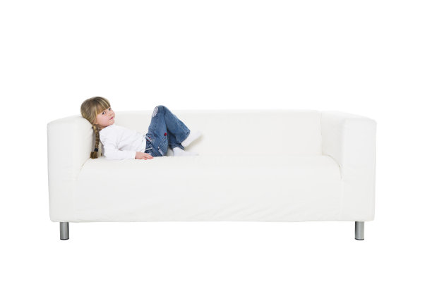 年轻女孩坐在沙发上图片下载