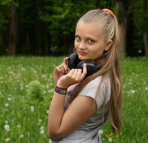 戴着耳机的年轻女孩图片下载