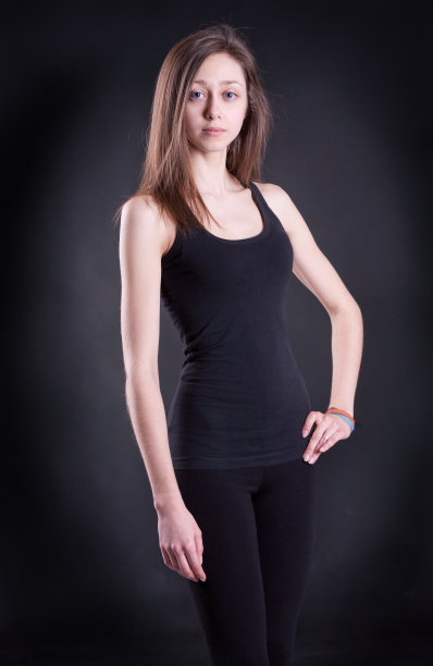 穿黑色背心的女孩图片下载