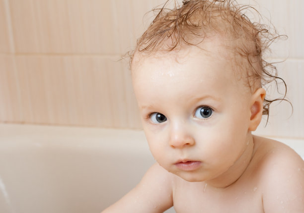 小男孩在浴室里图片下载