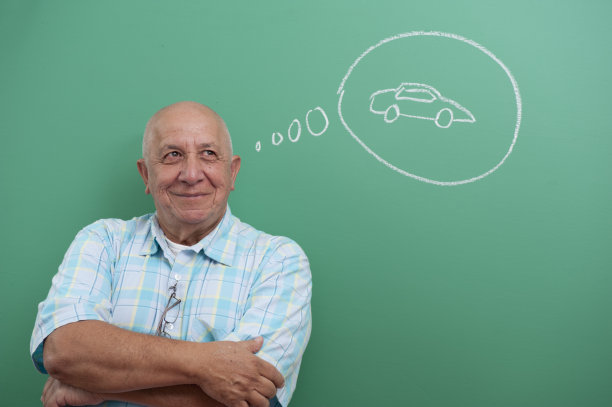 一位长者站在黑板前图片下载