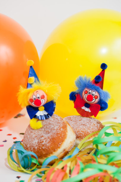 克拉芬或带小丑和彩带的甜甜圈图片下载