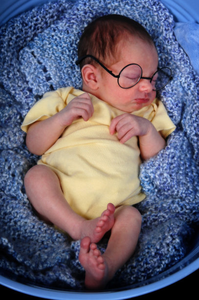 戴着眼镜的宝宝睡着了图片下载