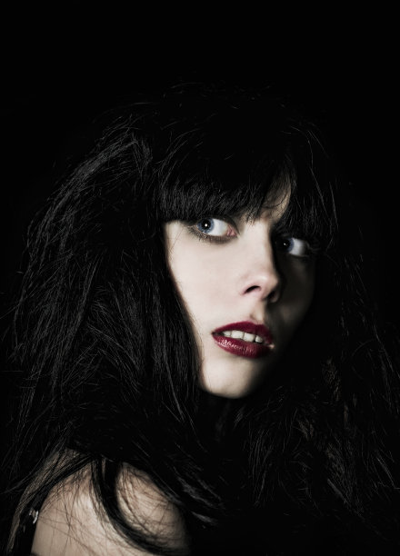 黑暗中美丽的哥特女孩的肖像图片下载